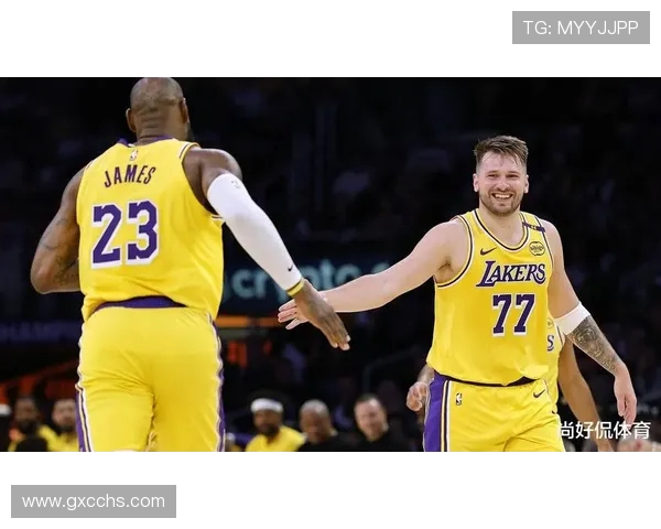 里夫斯已是巨星却愿与詹姆斯东契奇共享球权展现团队精神